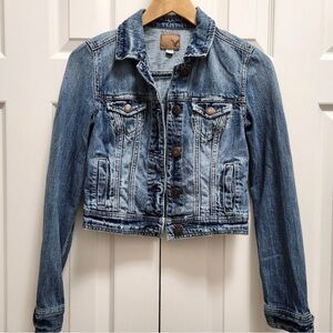 American Eagle Distressed Cropped Denim Jacket in Medium Wash Size Medium